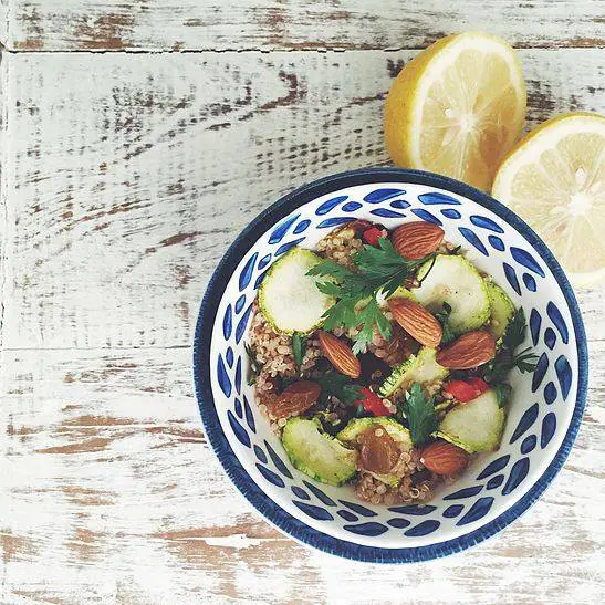 Salada de quinoa com amêndoas e hortelã.