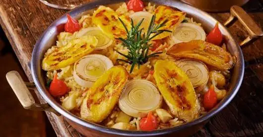 Moqueca de palmito com banana da terra.